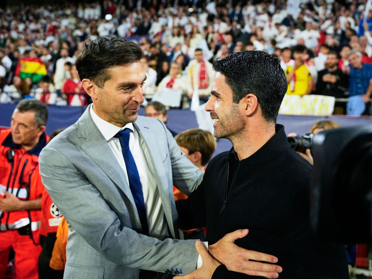 Foto: Diego Alonso saluda a Arteta antes del partido en Sevilla. (Europa Press)