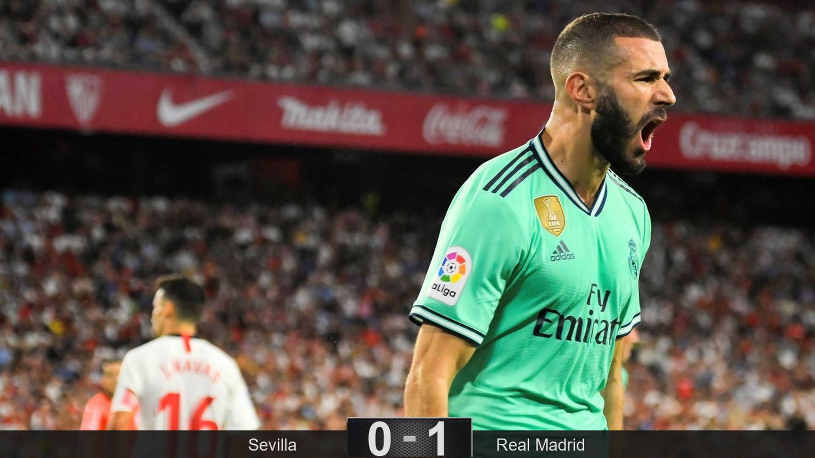 Foto: Benzema celebra el gol de cabeza al Sevilla en el Sánchez Pizjuán. (EFE)