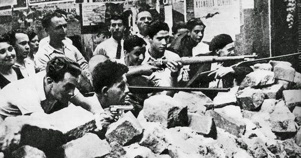 Foto: Voluntarios republicanos armados en una batalla callejera en Barcelona al principio de la Guerra Civil. (Espasa)