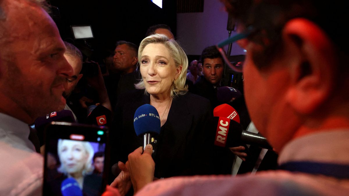 Una candidata de Marine Le Pen se retira de las elecciones de Francia por publicar una foto con una gorra nazi