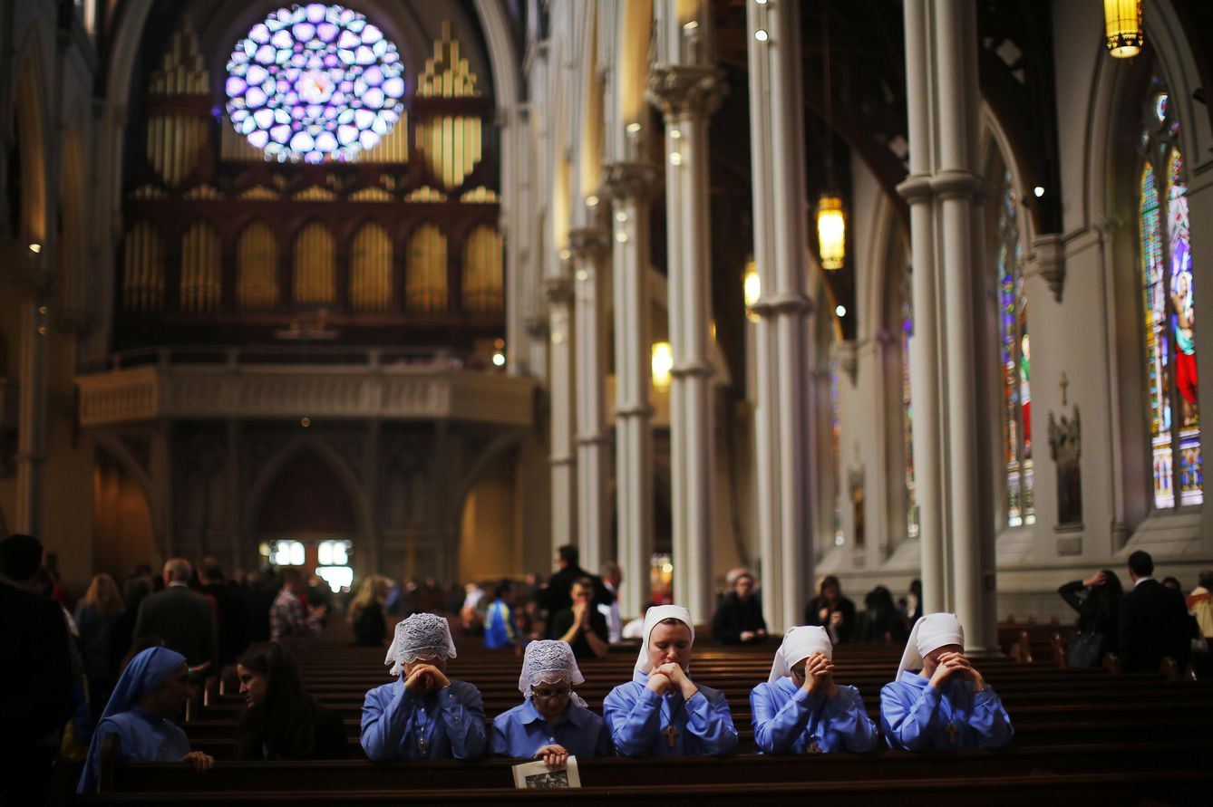 Cinco monjas rezan al término de una misa de Pascua en una catedral de Boston (Reuters).