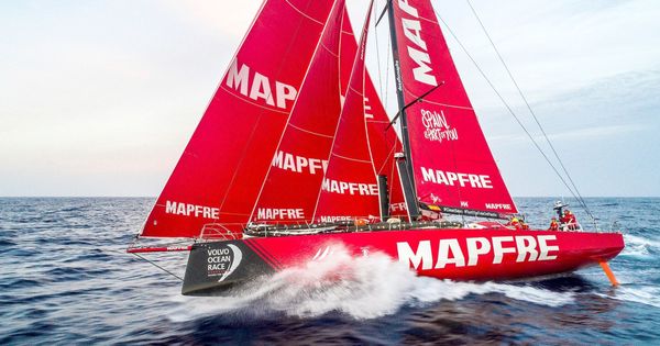 Foto: Un barco con el logo de Mapfre. (EFE)
