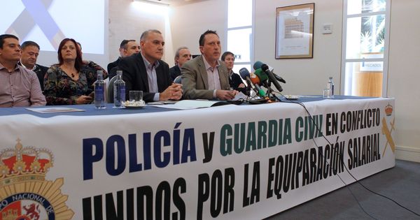 Foto: Rueda de prensa de sindicatos policiales y guardias civiles para revindicar la equiparación salarial en noviembre de 2017. (EFE)