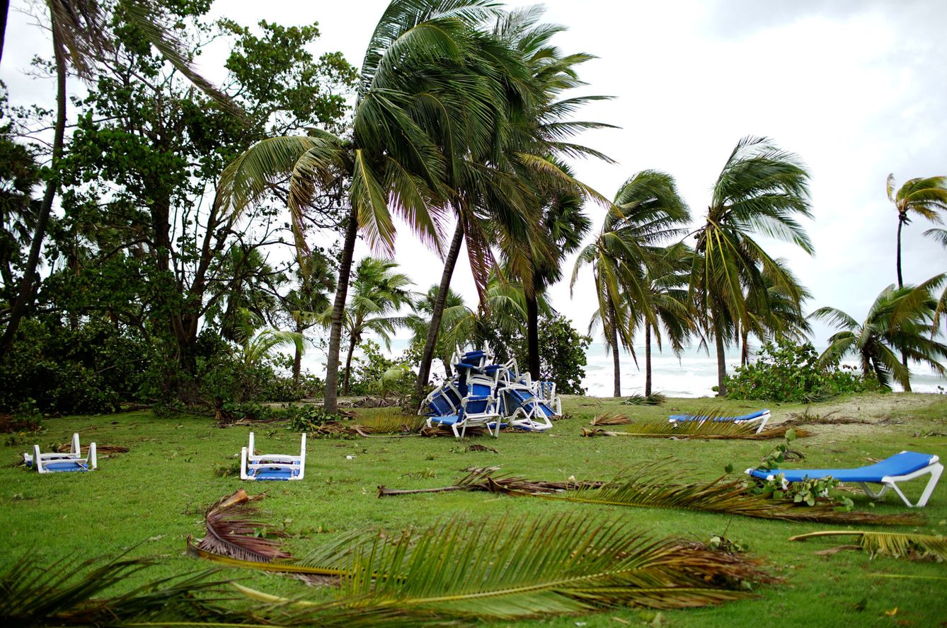 Un grupo de hamacas dañadas tras el paso de Irma en Varadero, el 10 de septiembre de 2017. (Reuters)