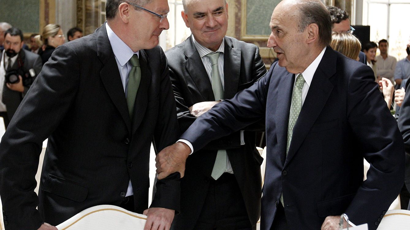 Foto: Ruiz-Gallardón, junto al presidente del Colegio de Registradores, Alfonso Candau y el abogado Miquel Roca. (EFE/Ballesteros)