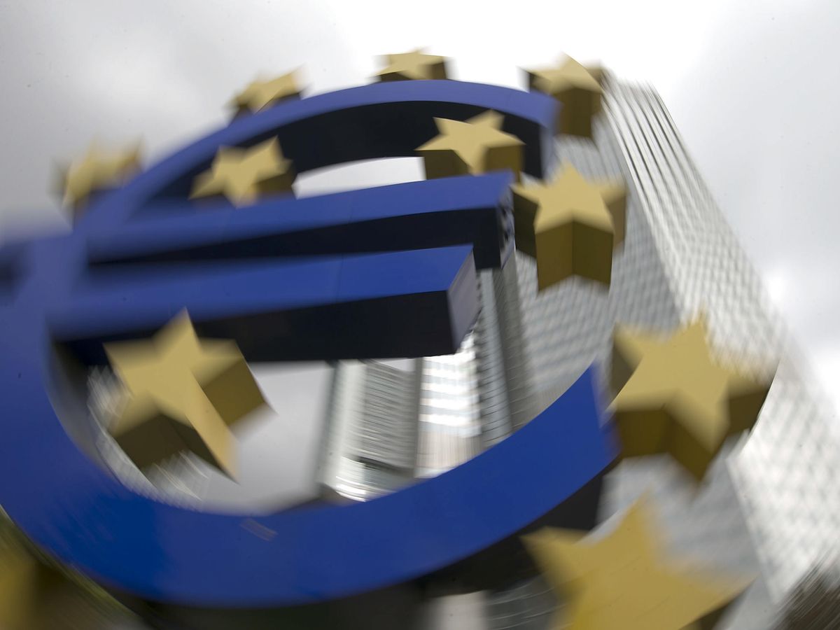 Foto: Imagen del logotipo del euro en la sede del BCE. (Reuters)