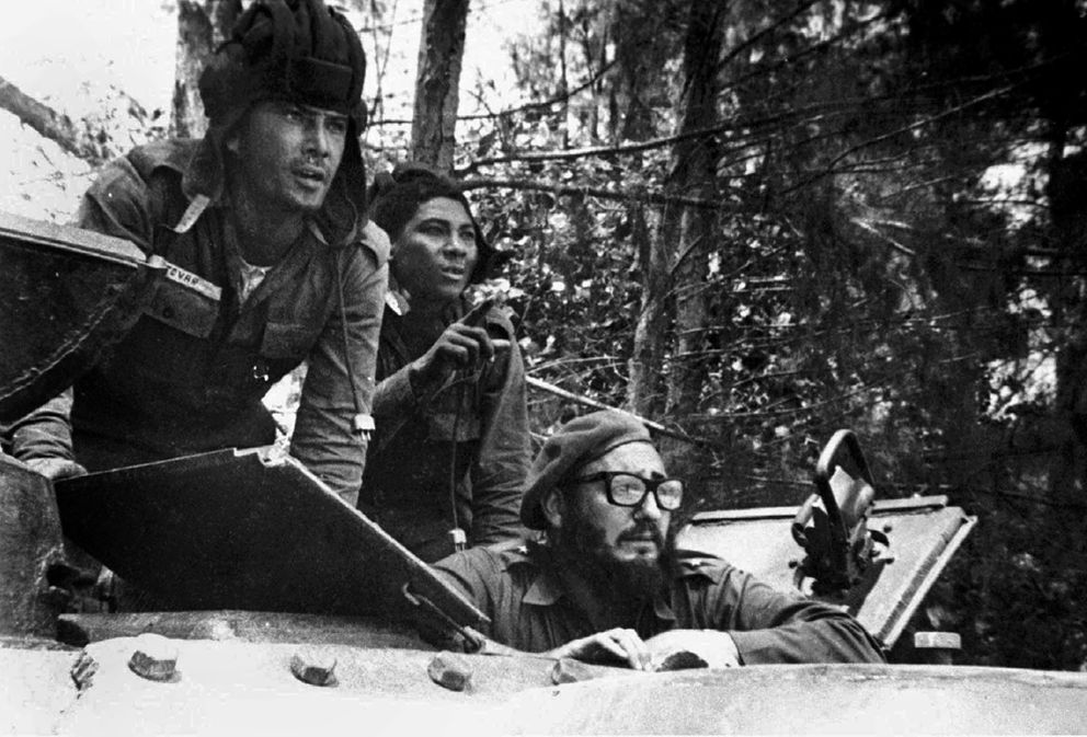 Fidel Castro dentro de un tanque durante la invasión de la Bahía de Cochinos (Revista Bohemia). 