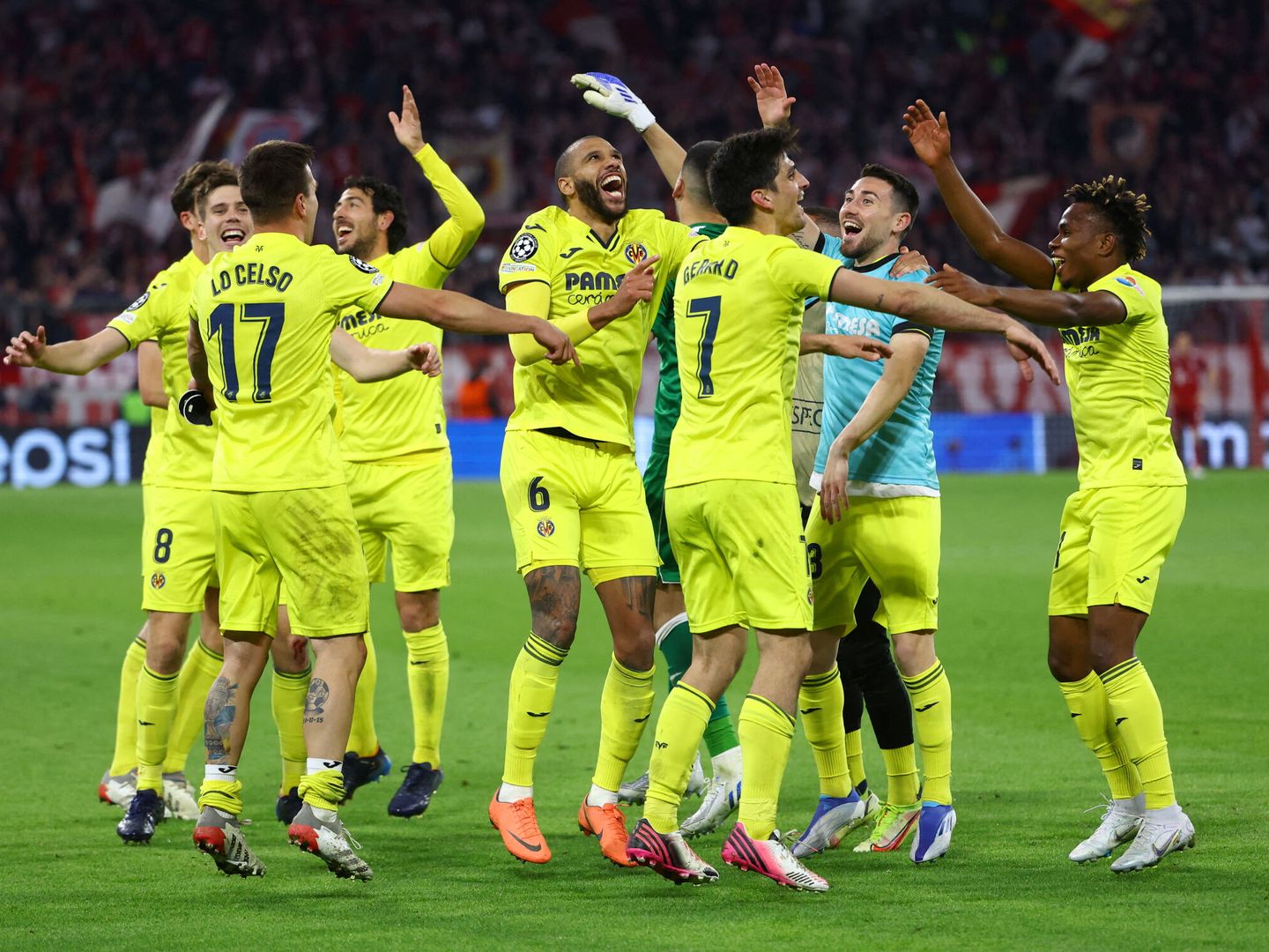 Los jugadores del Villarreal celebran la clasificación a semifinales en el Allianz Arena.
