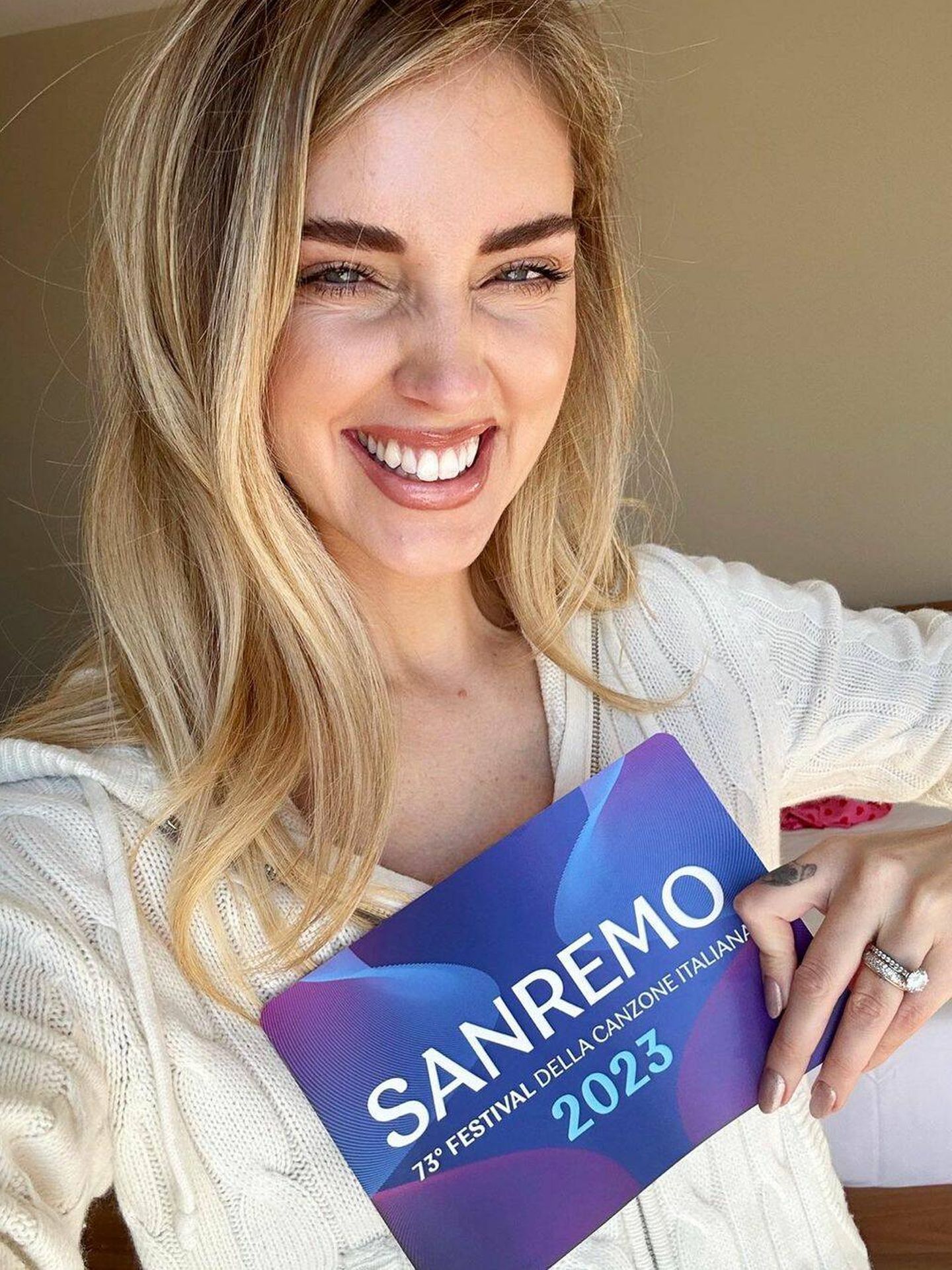 Chiara Ferragni parece haberse realizado la manicura duocromo especialmente para Sanremo. (Instagram/@chiaraferragni)