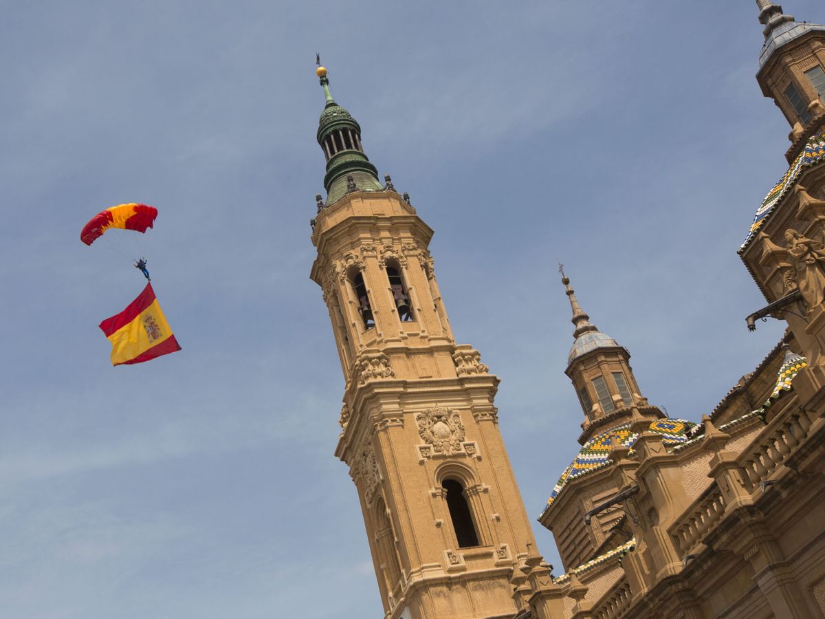 Foto: Un paracaidista con la bandera de España, en Zaragoza. (EFE/Toni Galán)