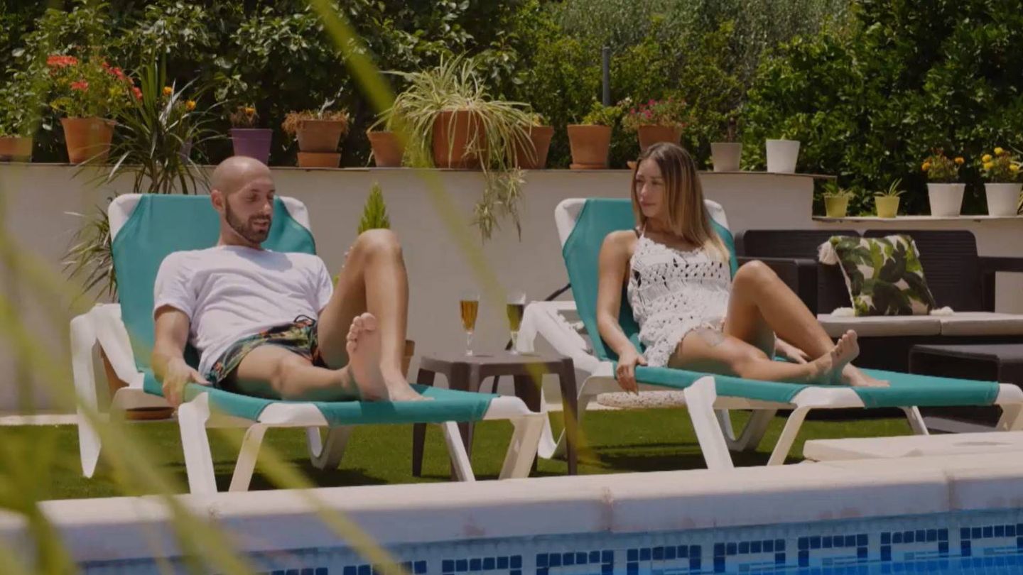 Pablo y Mayka, descansando en la piscina. (Mediaset)