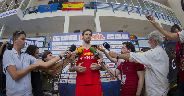 Foto: Pau Gasol atendió a los medios de comunicación en Melilla, donde la selección española juega este viernes. (Foto: Agencia LOF/FEB)