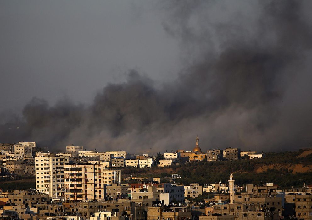 Foto: El humo de los bombardeos dominaba el este de Gaza esta mañana. (Efe)