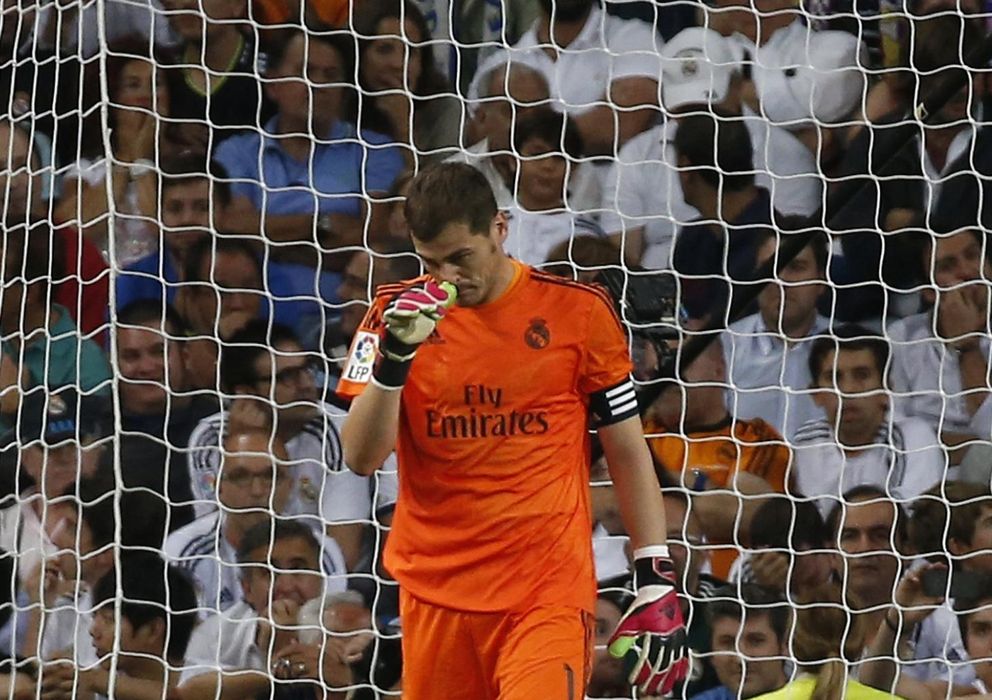 Foto: Casillas, cariacontecido durante el derbi ante el Atlético de Madrid. (Reuters)