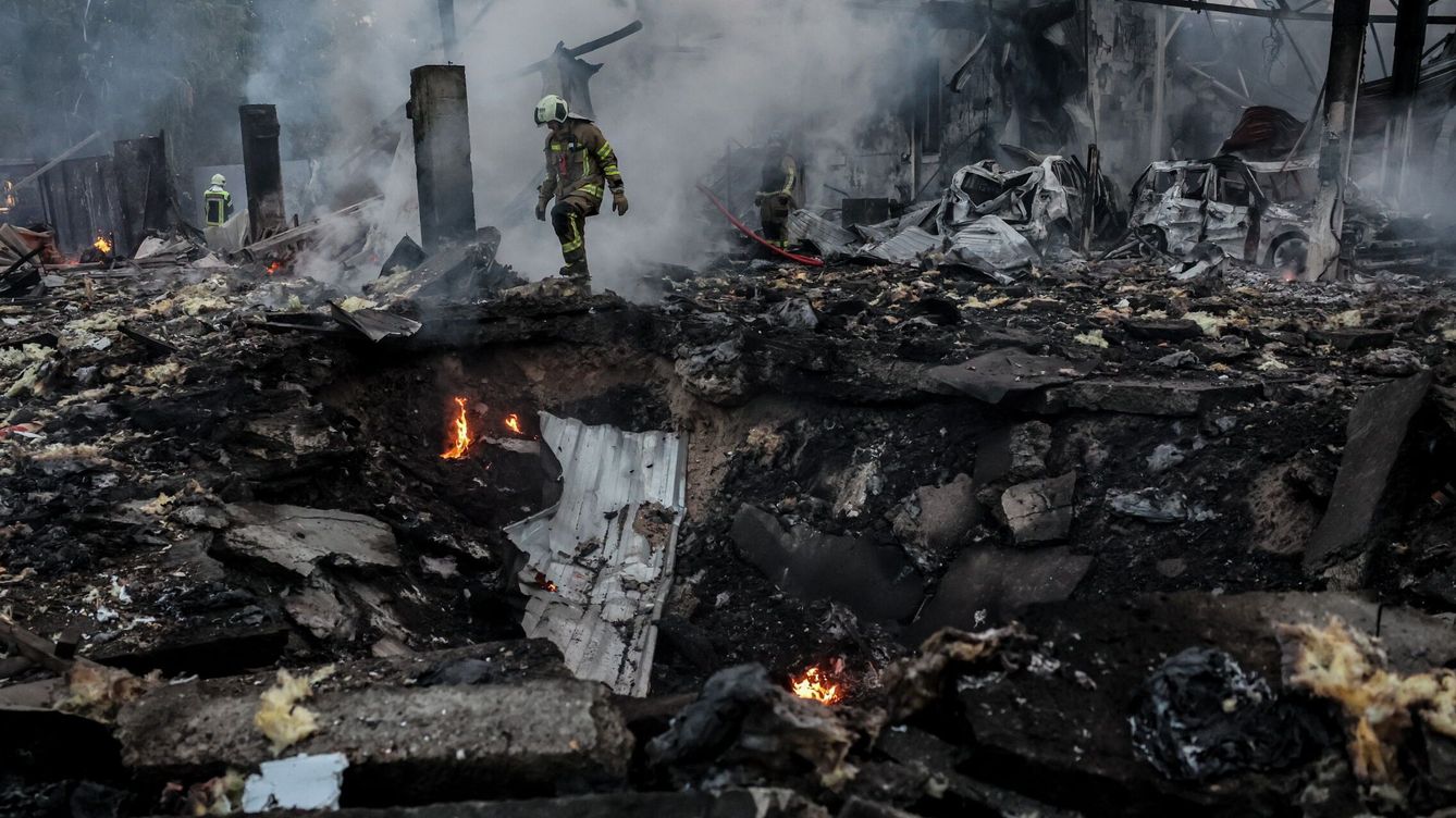Foto: Ruinas tras uno de los ataques de las últimas horas. (EFE/Oleg Petrasyuk)