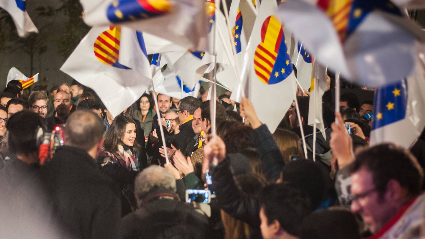 Arrimadas llega al acto político en Cornellá de Llobregat. (Carmen Castellón)