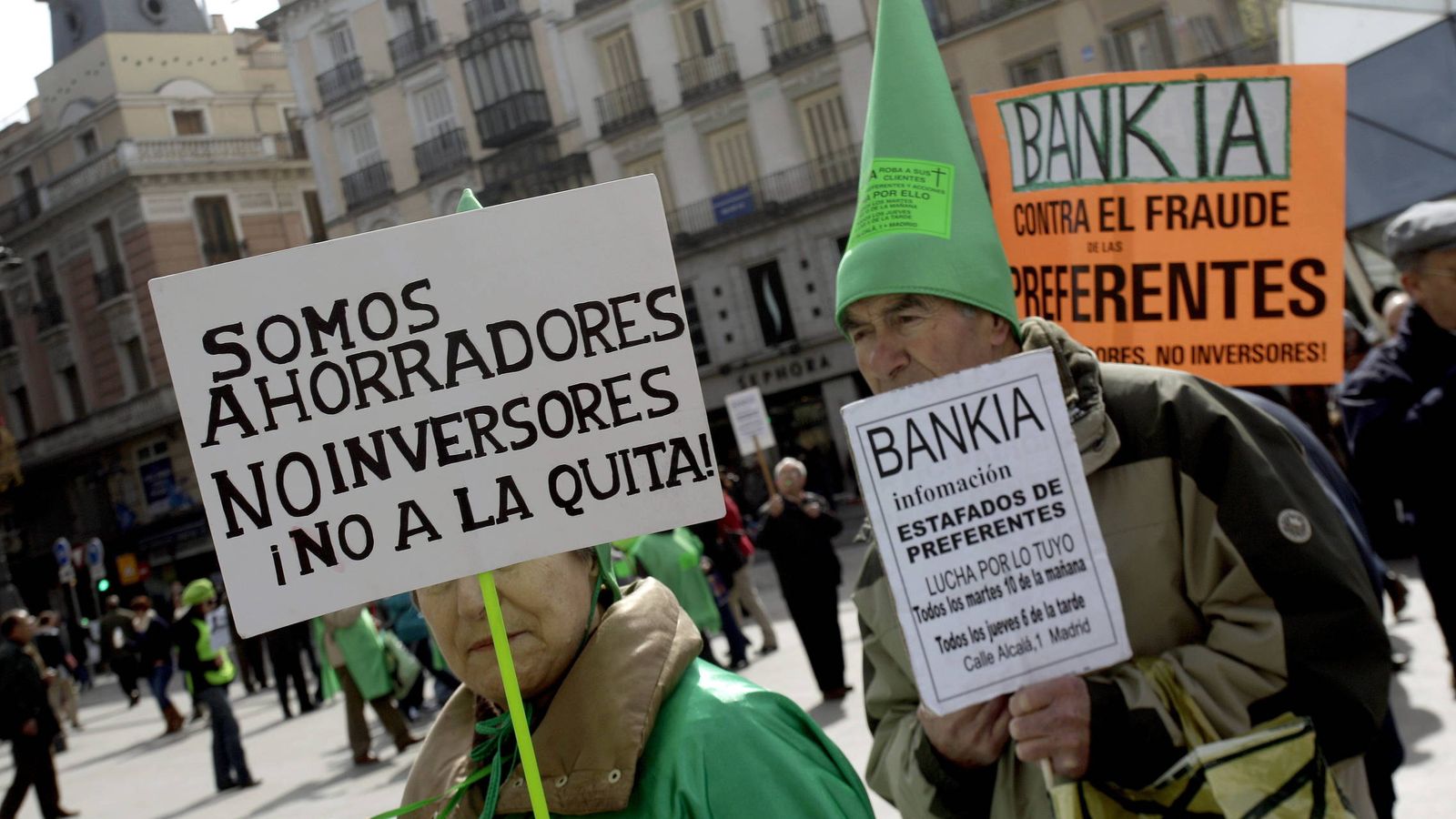 Foto: Concentración de afectados por las participaciones preferentes de Bankia. (EFE)