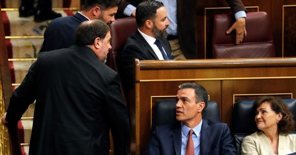 Foto: Oriol Junqueras y Pedro Sánchez, en la sesión constitutiva del Congreso de la XIII Legislatura, el pasado 21 de mayo. (EFE)