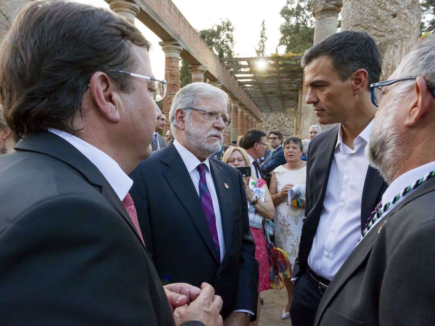 Pedro Sánchez, con Guillermo Fernández Vara (i) y Juan Carlos Rodríguez Ibarra, en el Día de Extremadura, el pasado 7 de septiembre en Mérida. (EFE)