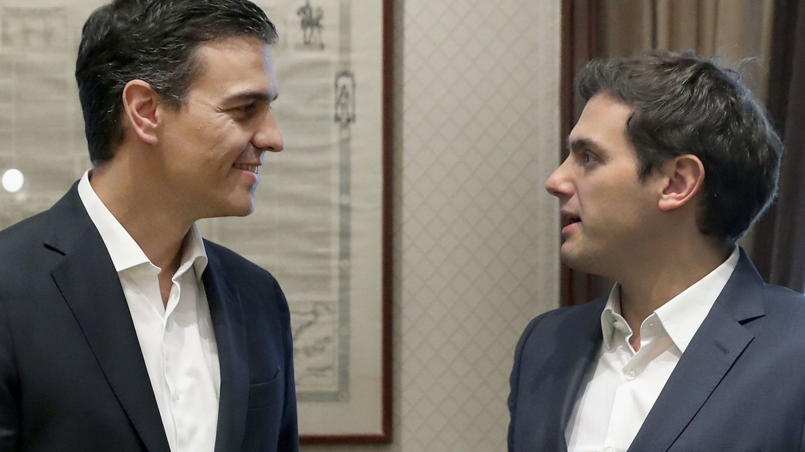 Foto: Pedro Sánchez charla con Albert Rivera antes de su reunión en el Congreso, este 28 de junio. (EFE)