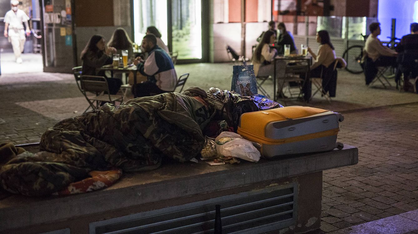 Foto: Un hombre duerme en el exterior de la estación de Príncipe Pío, en Madrid. (Alejandro Martínez Vélez)