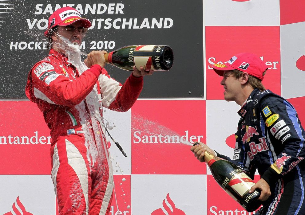 Foto: Alonso celebra la victoria en el GP de Alemania de 2010. (EFE)