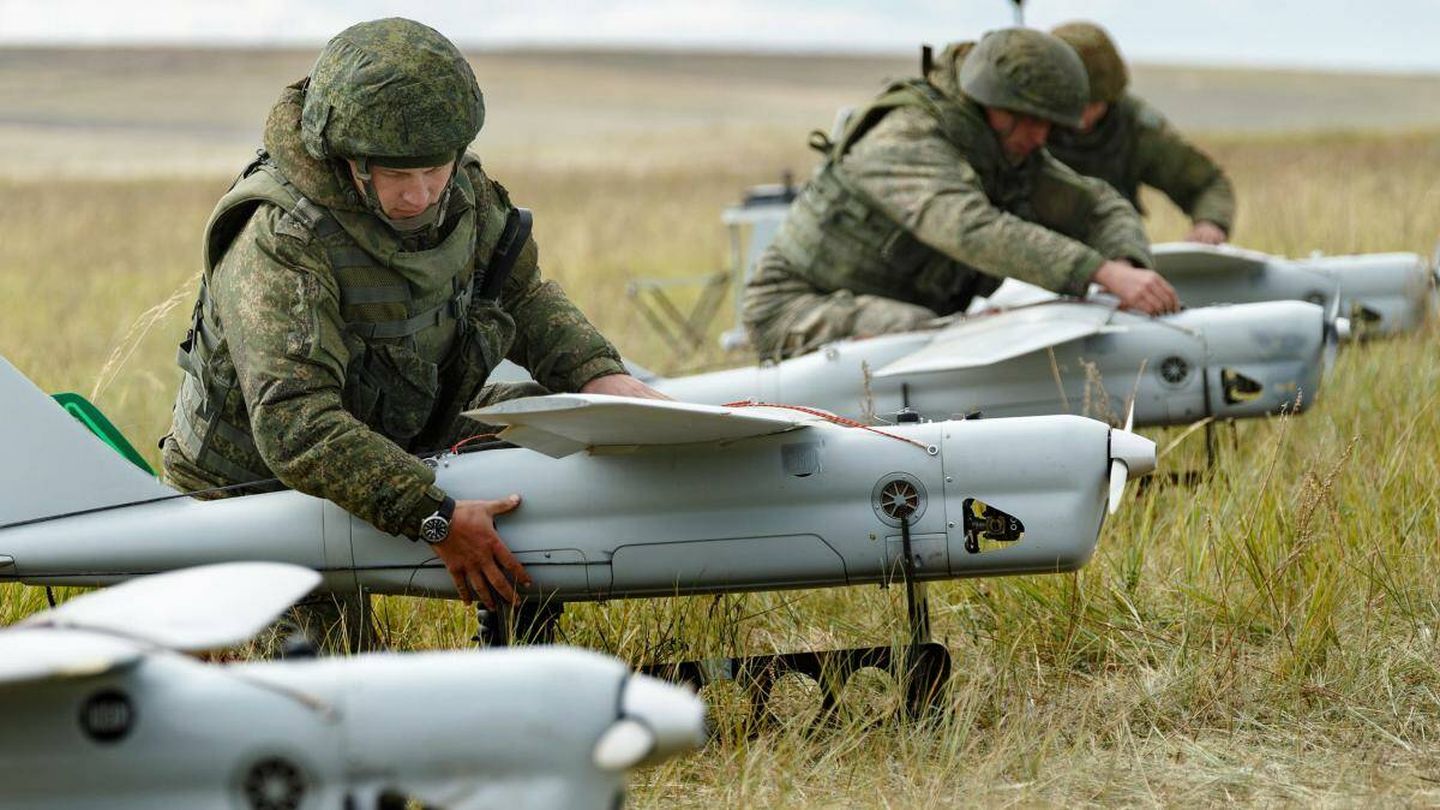 Soldados rusos preparando varios Orlan-10  (Ministerio de Defensa de Rusia)