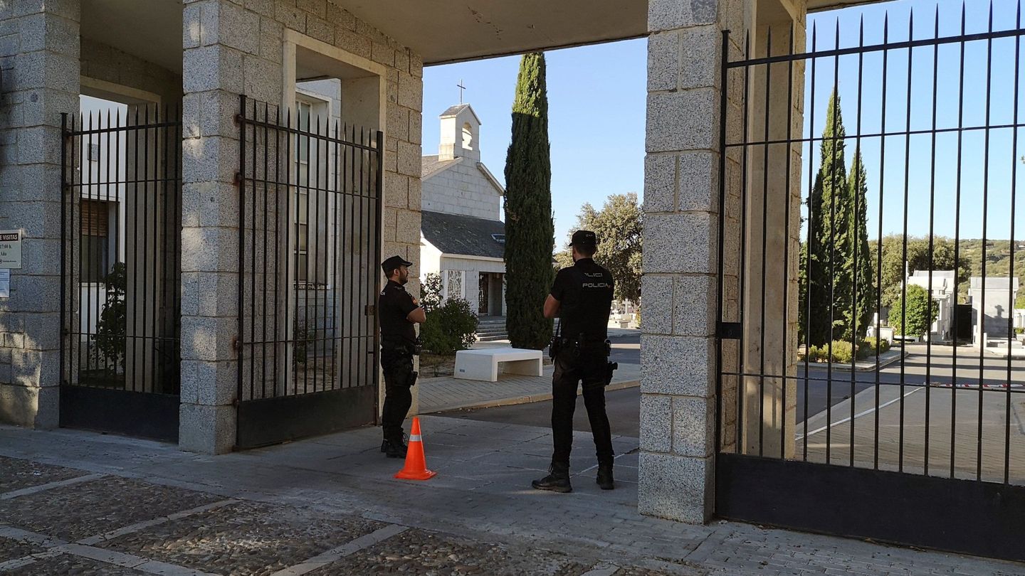 Miembros de la Policía vigilan la entrada del cementerio de Mingorrubio-El Pardo, el pasado 26 de septiembre. (EFE)