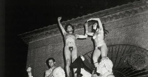 Foto: Una pareja se sube desnuda al monumento del 2 de Mayo en Madrid en 1976. (Félix Lorrio)