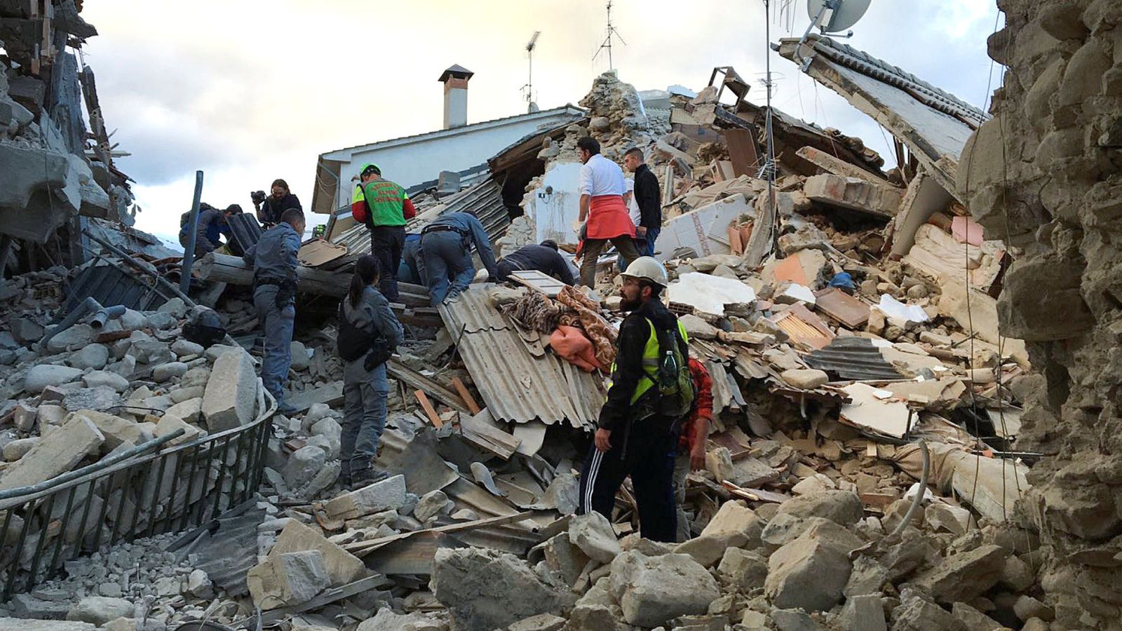 Foto: El cuerpo de rescate trabaja tras el terremoto de Amatrice (Reuters).