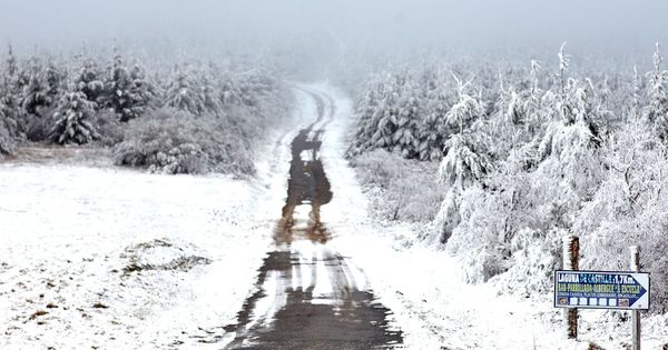 Foto: Una carretera de montaña cubierta de nieve en O Cebreiro (Luego). (EFE)