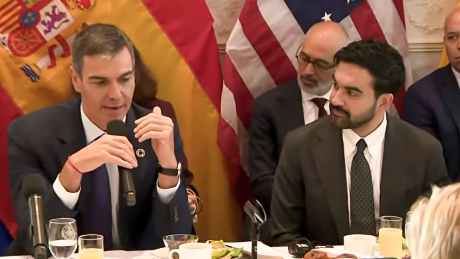 Sánchez defiende su política migratoria ante el alcalde de Nueva York