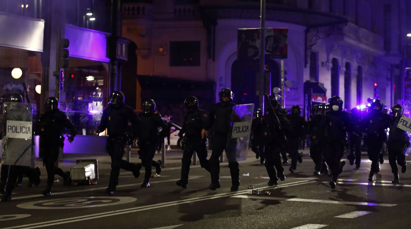 Miembros de la Policía Nacional recorren la Gran Via de Madrid. (EFE)
