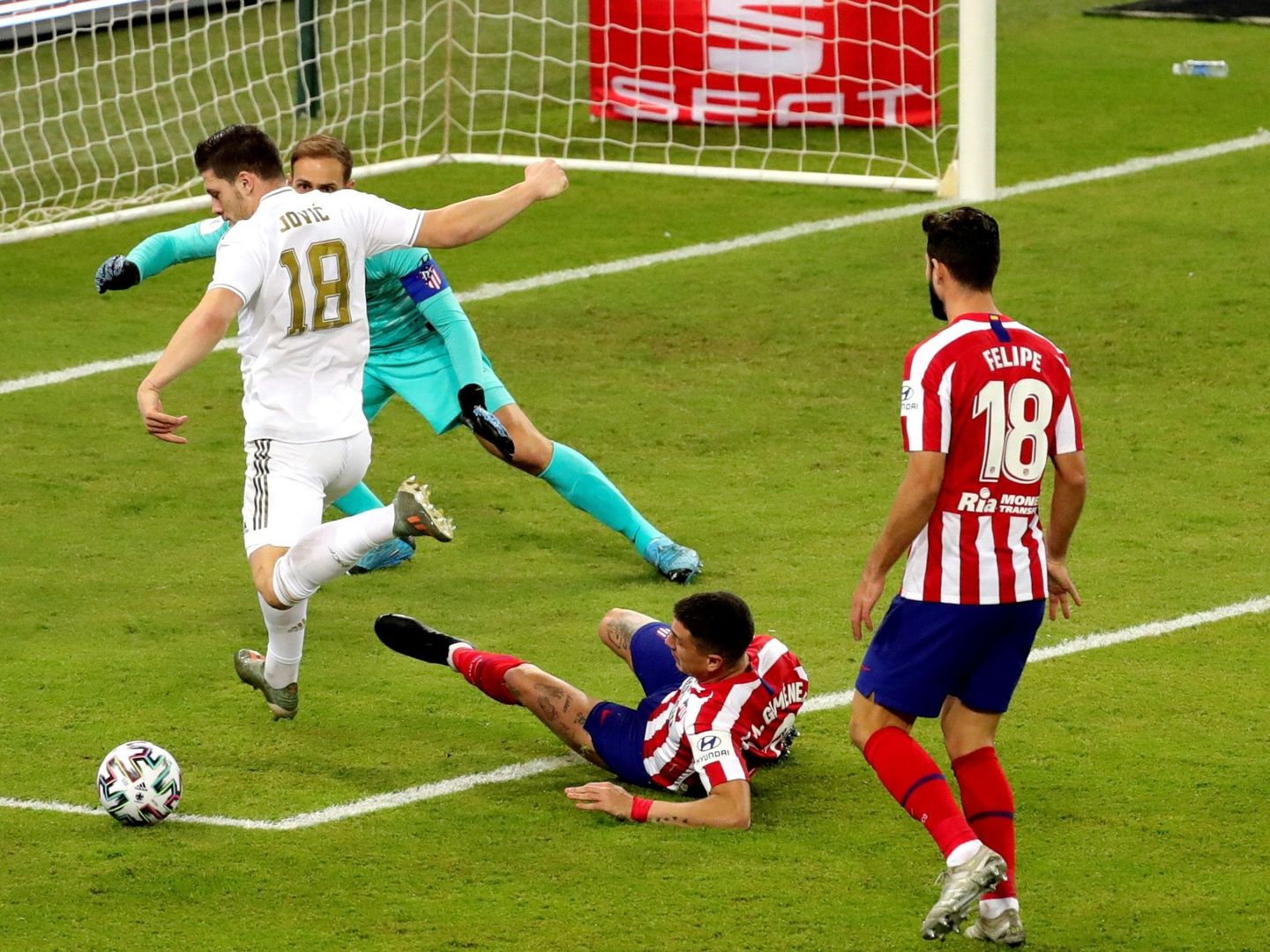 Luka Jovic (i), intenta rematar ante la portería del Atlético de Madrid defendida por Jan Oblak (2i), durante la final de la Supercopa de España. (EFE)