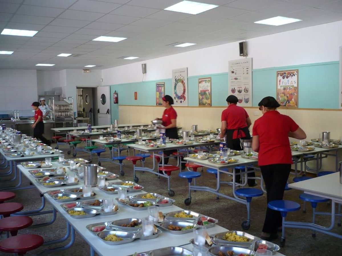 Foto: Reparto de comida en un colegio. 