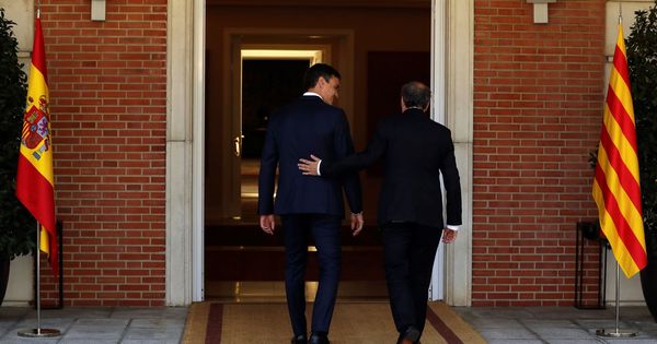 Foto: El presidente del Gobierno, Pedro Sánchez (i), y el de la Generalitat, Quim Torra, entran en La Moncloa. (EFE)