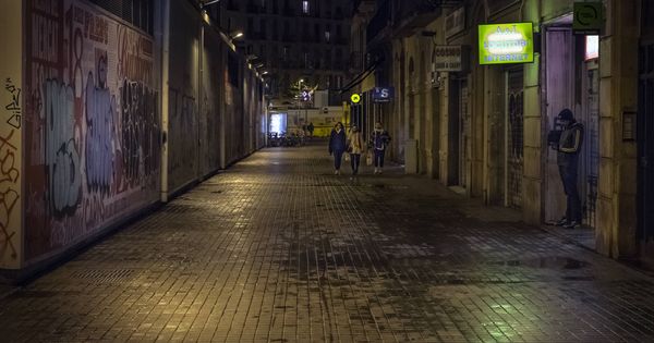 Foto: Una calle del barrio del Raval barcelonés. (iStock)
