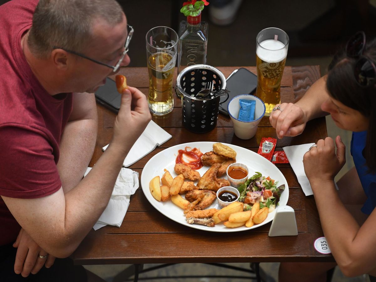 Foto: Una pareja come en un restaurante en Londres. (EFE)
