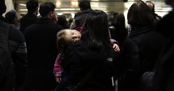 Foto: Pasajeros esperan tras una avería eléctrica en Penn Station, Nueva York. (Reuters)