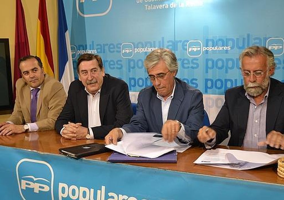 Foto: Tomás Burgos Beteta, senador por Toledo (segundo por la derecha) (EFE)