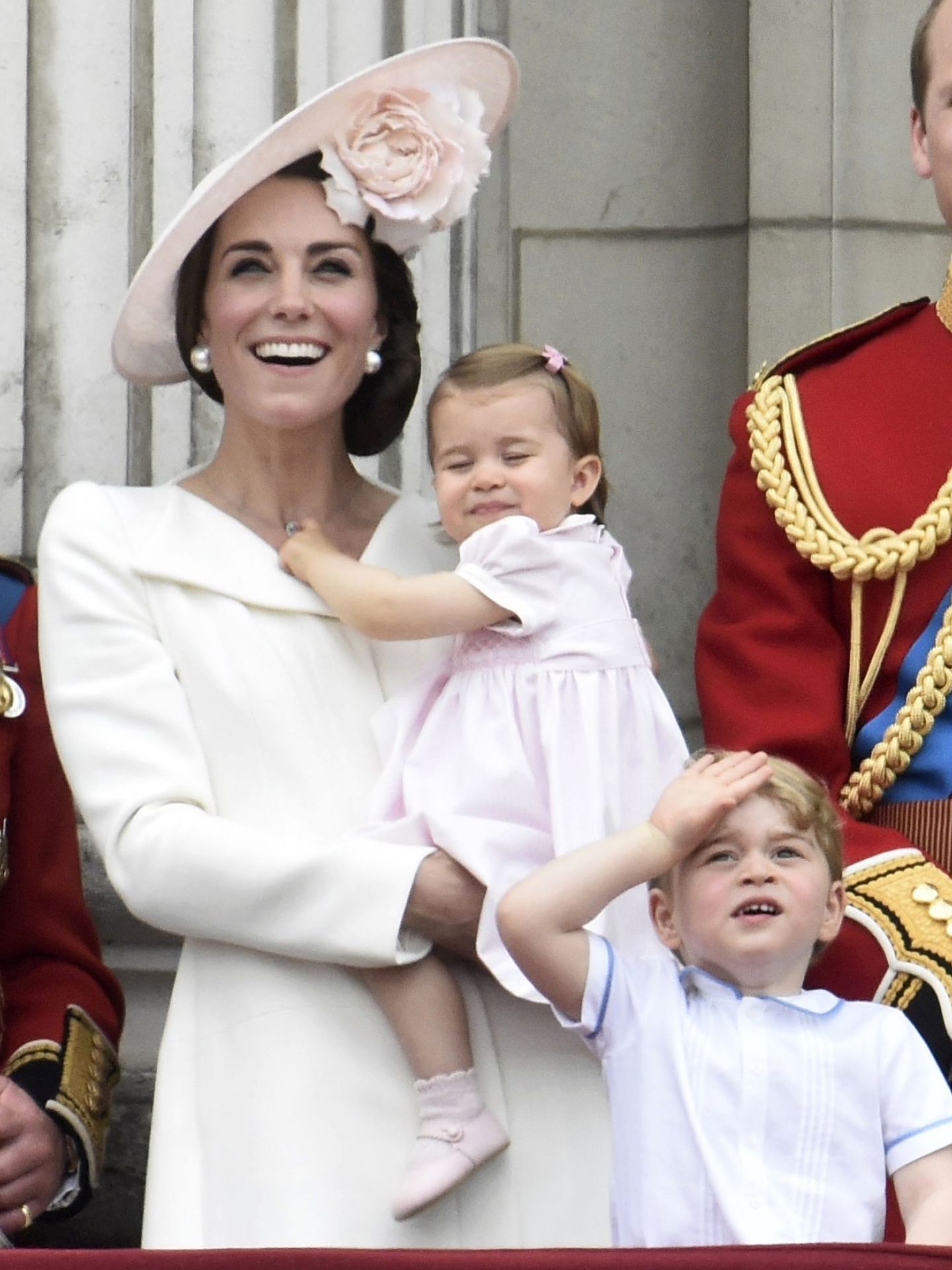 La entonces duquesa de Cambridge, con su hija Charlotte en brazos en 2016. (Reuters/Toby Melville)