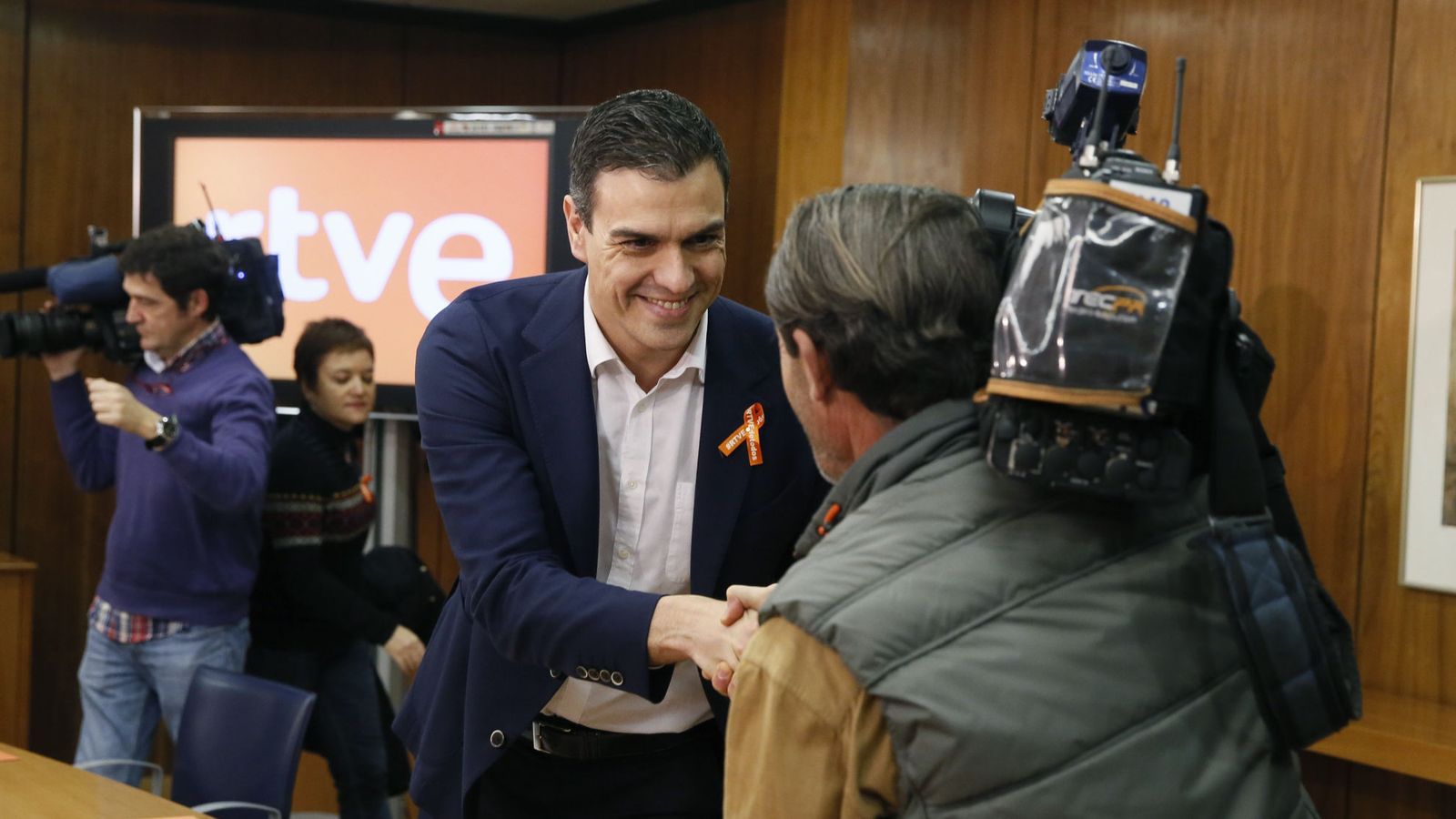 Foto: Pedro Sanchez, a su llegada a la reunión con los representantes sindicales de RTVE. (EFE)
