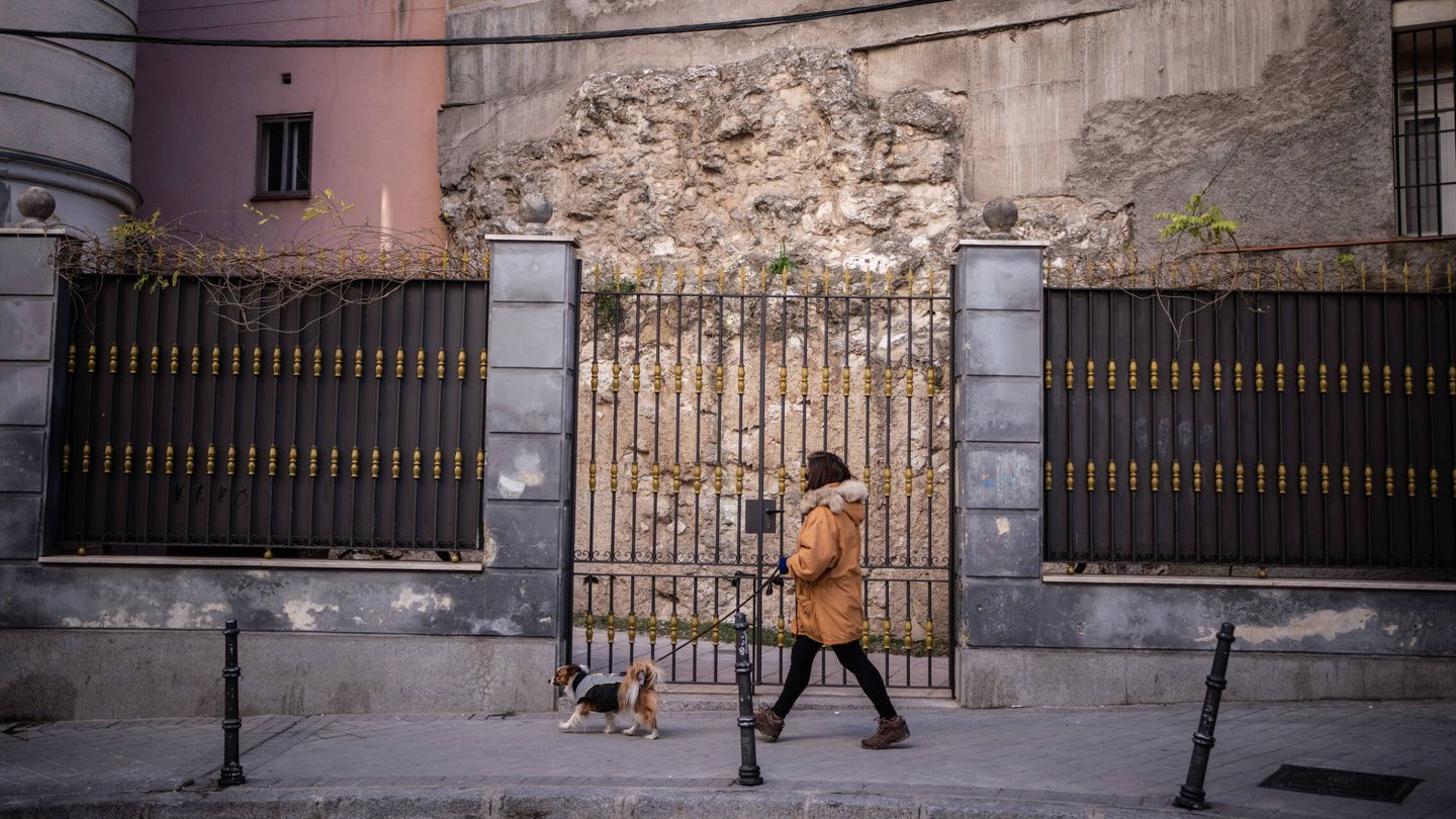 Una viandante pasa frente a los restos de la muralla medieval de la calle Mancebos. (O. C.)