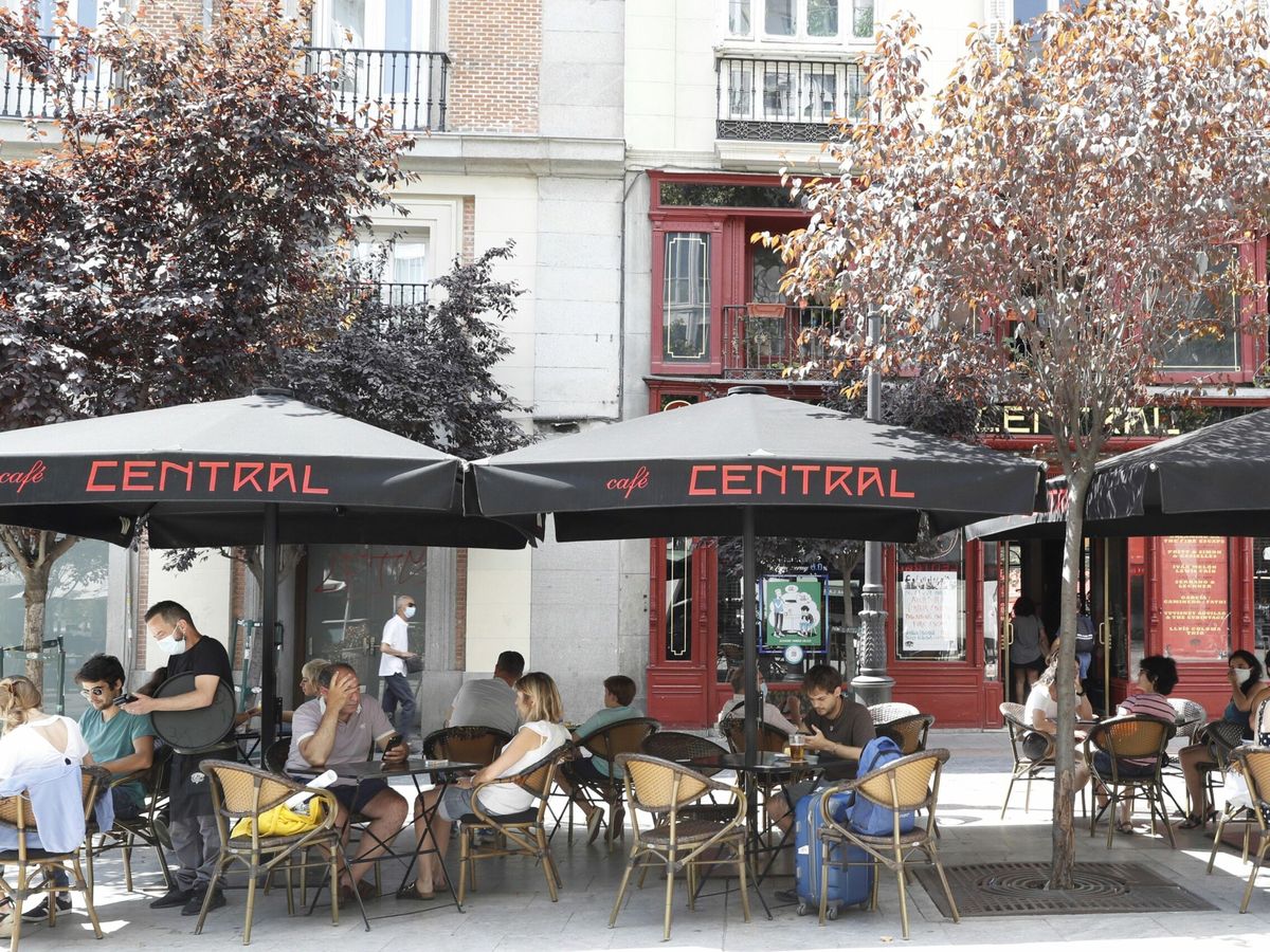 Foto: Terraza en un bar de Madrid. (EFE/J. P. Gandul)