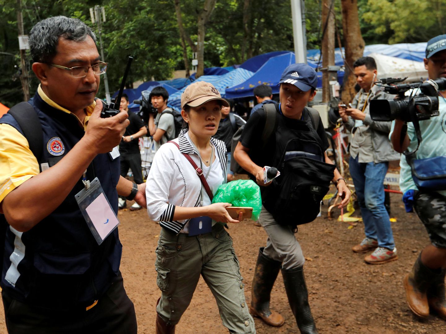 Los familiares están concentrados en el complejo de la cuevaTham Luang. (Reuters)