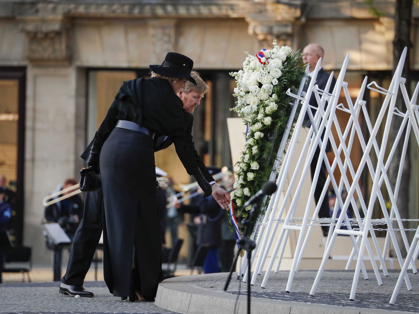 Los reyes Guillermo y Máxima, depositando la corona de flores en homenaje a las víctimas de la II Guerra Mundial. (EFE)