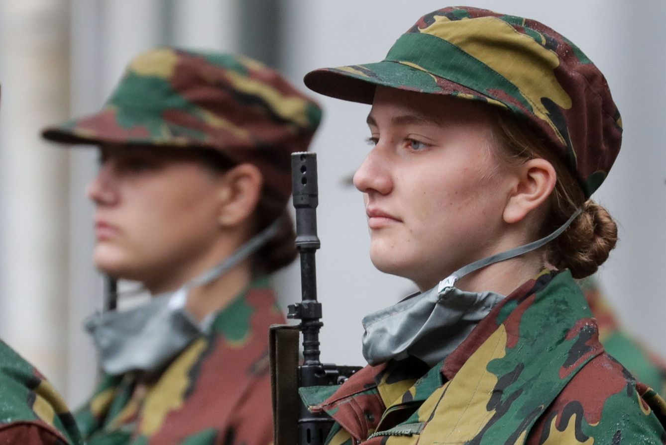 Su homóloga, Elisabeth de Bélgica, en el ejército. (EFE)