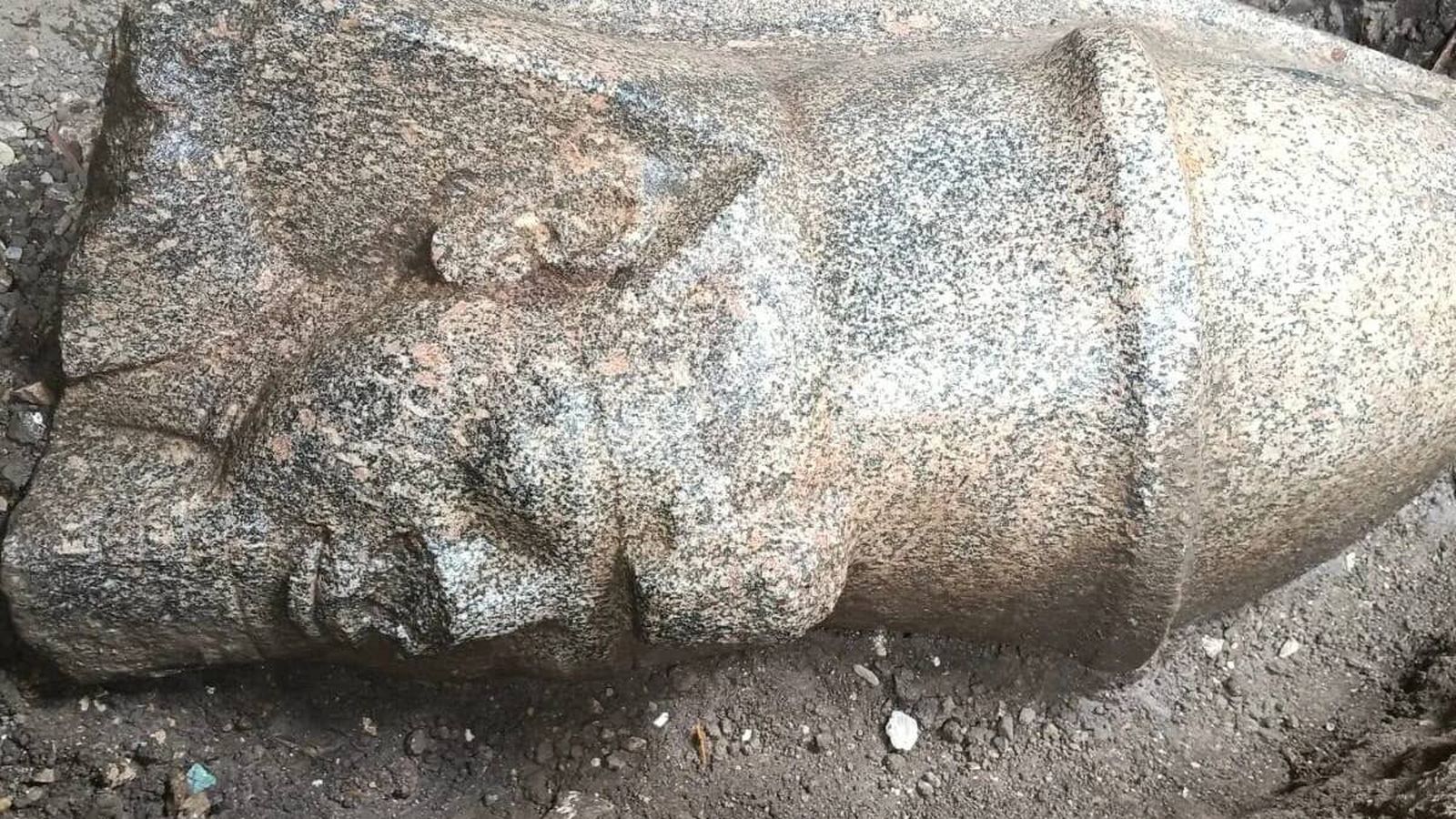 Un agricultor encuentra una extraña piedra frente a su casa en Egipto y descubre dos colosos vinculados a Ramsés II