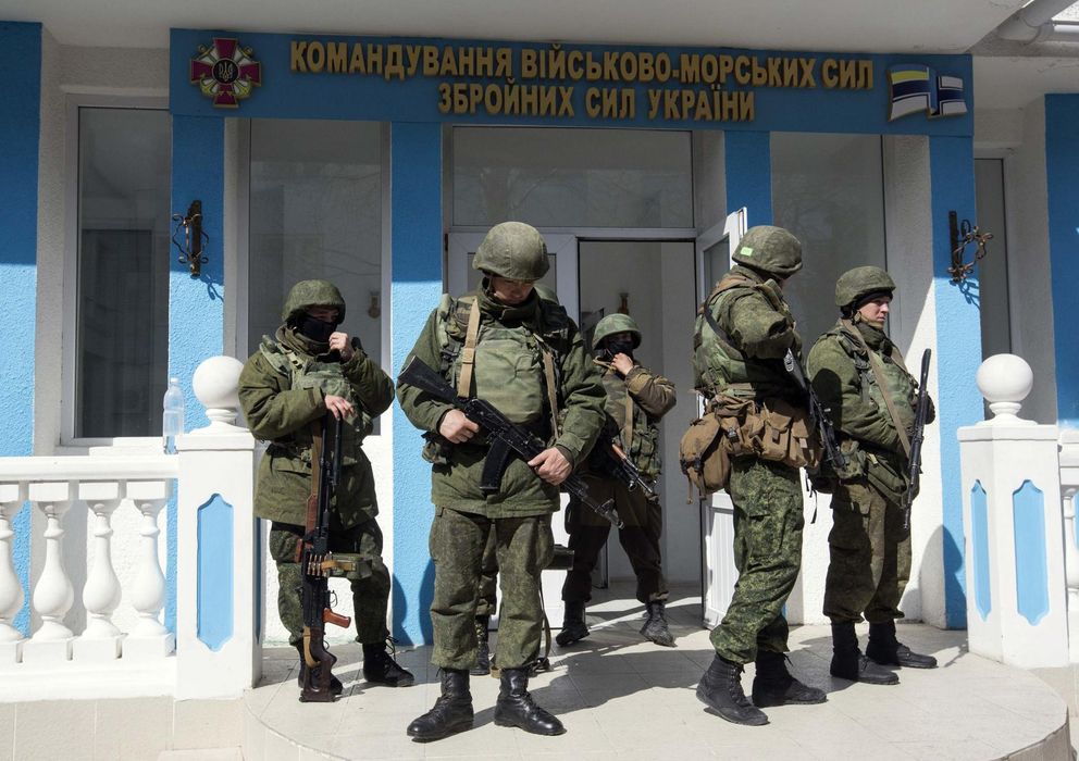 Foto: Militares sin distintivos a la entrada de la base de la Armada ucraniana en Sebastopol (Reuters).