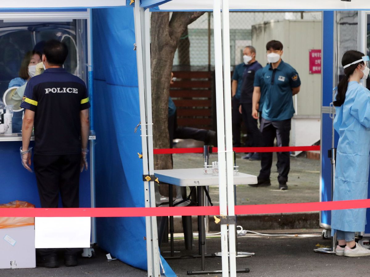 Foto: La policía de Seúl se somete al test del coronavirus. (EFE)